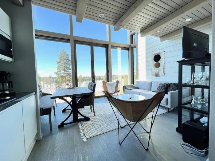 Naava Chalet 303 Loft - Kaksikerroksinen lasiseinähuoneisto järvinäköalalla