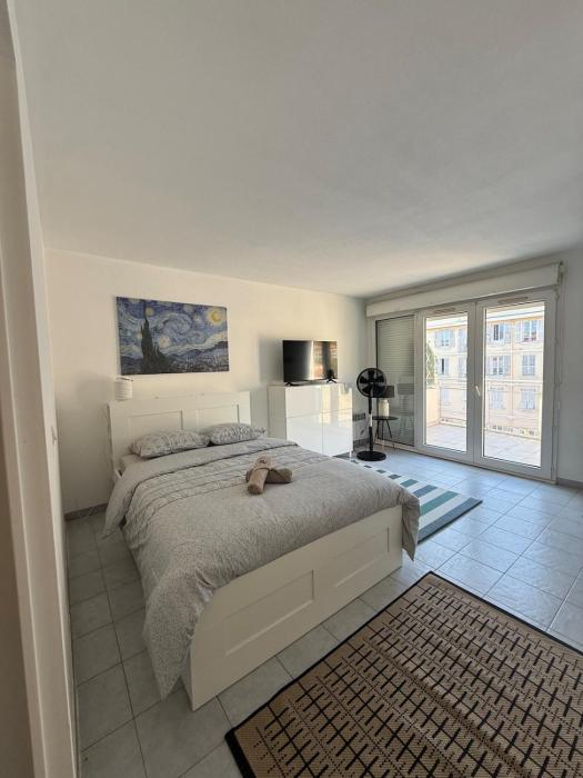 Big, comfortable studio minutes from MC borders