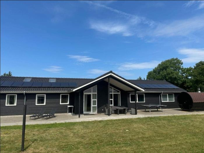 Summer house with pool, sauna