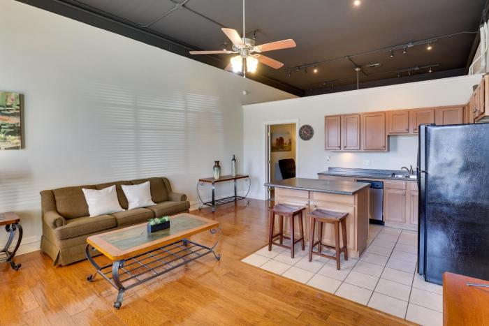 Steps to Restaurants and Shops! Dtwn Marshall Apt