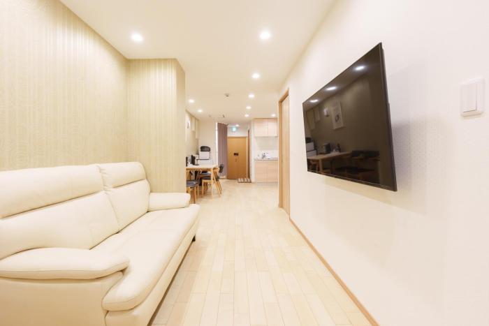 Direct train access to 道頓堀 黒門市場 USJ Kyoto Temmabashi White Cloud Guesthouse