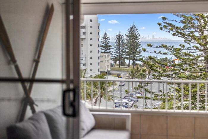 Top-Floor Ocean Views, BBQ, Walk to Snapper Rocks