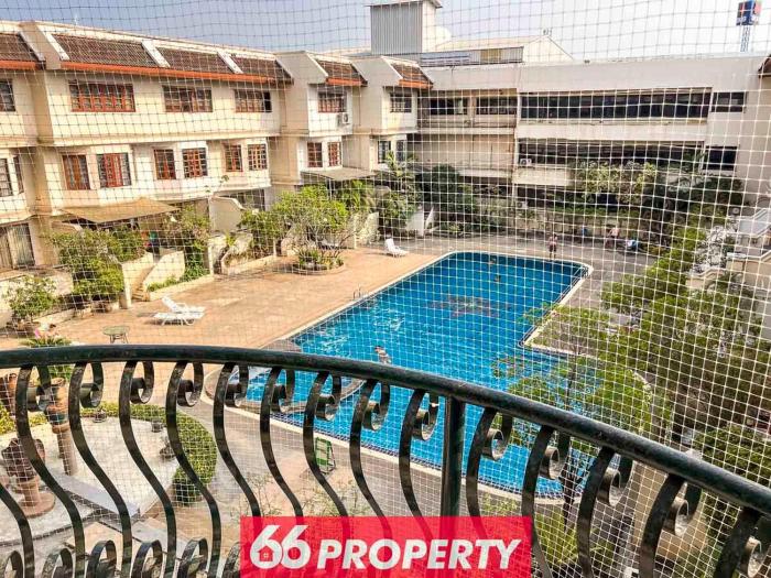 Apartment with Balcony and Views Walk Maya Nimman