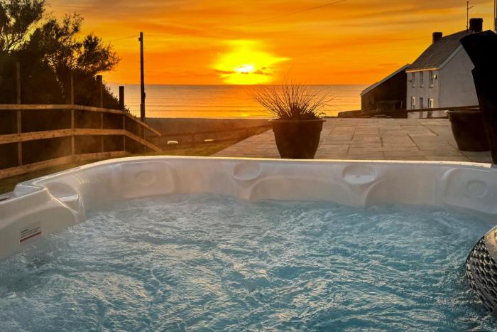 Swn Y Don - Modern Luxury Steps from Newgale Beach Bliss for up to 10 People