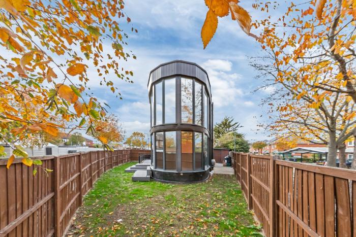 Bright 4BR Architectural Property With Games Room, Parking &Ideal For Workers Groups And Contractors