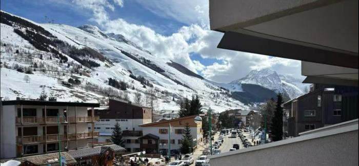 Studio with mountain view balcony