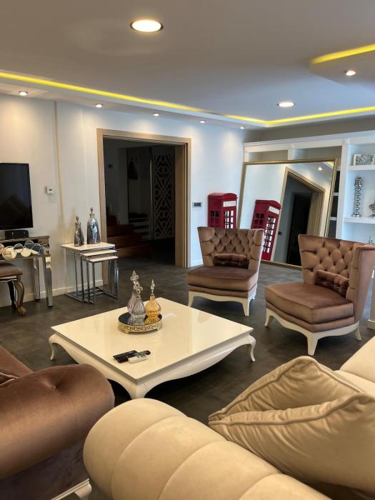 Detached 800 square meter villa with forest view in the city