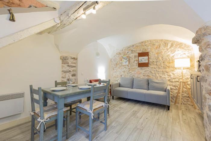 Authentic Townhouse Steps from the Beach & Market