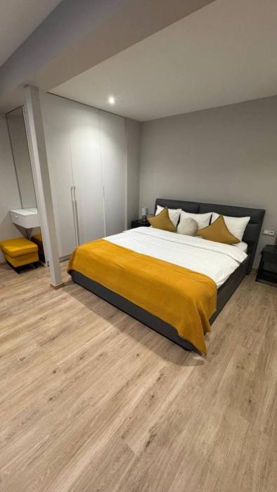 Colorful Apartments L