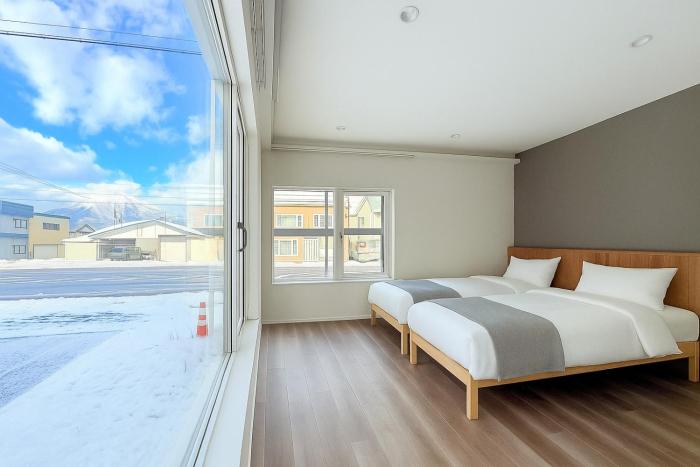 The Lobs Brand New, 4 bedroom, 3 bath, 4 toilet, 8 min to Rusutsu, 7-11, bus at door