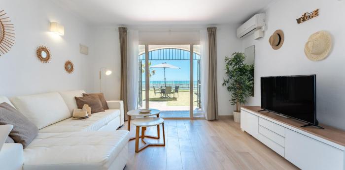 Dona Lola Sandra - Cozy beach front house with open sea views located in Calahonda only few minutes away from Marbella - Costa del sol CS111
