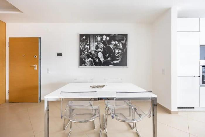 Brand New apartment, central wpool and parking