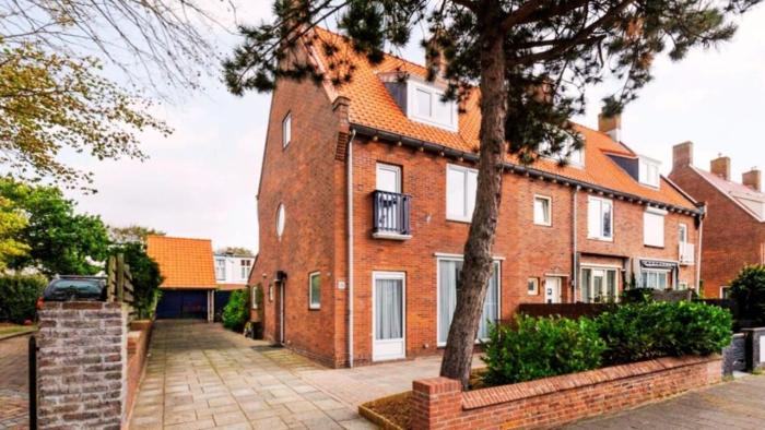 Spacious beach house with parking