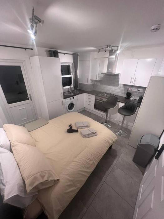 Central London Room with kitchen