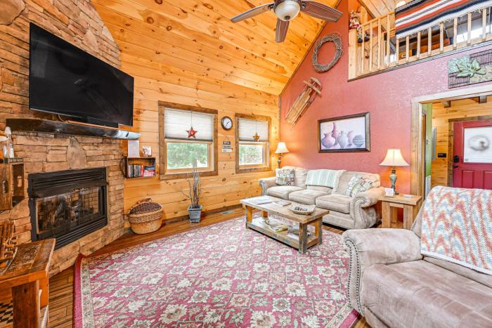Cozy Couples Getaway w Hot Tub: Fox Ridge Cabin