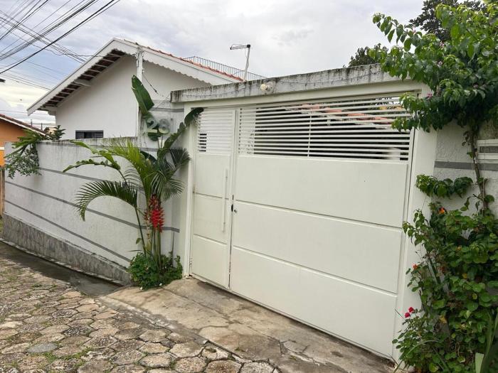 Casa espaçosa em bairro tranquilo, 2 vagas de garagem