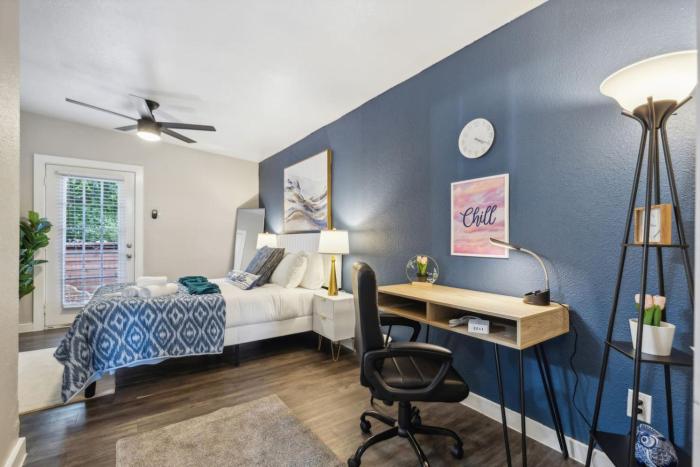 Joyful 1BD AT and T walkable with a small backyard