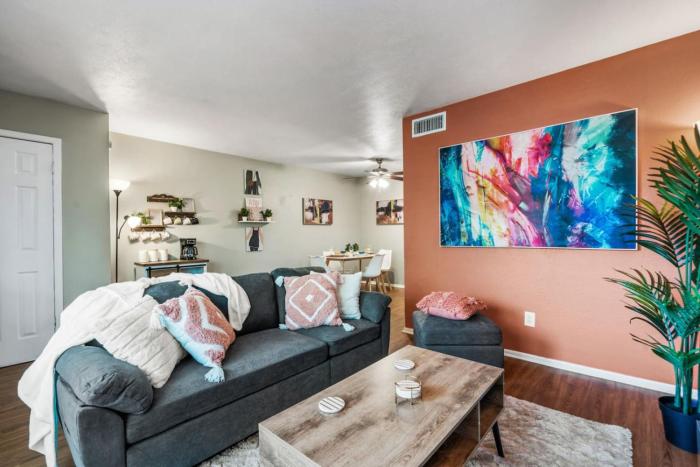 Vivid 1BD TCU Walkable