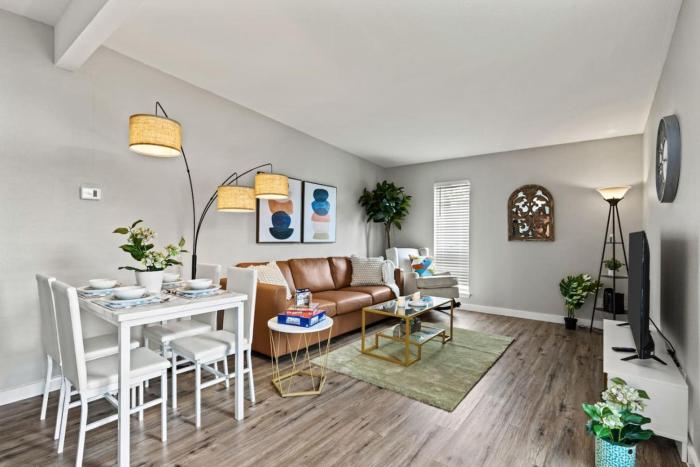 Minutes away fromthe action 2BD AT and T Walkable