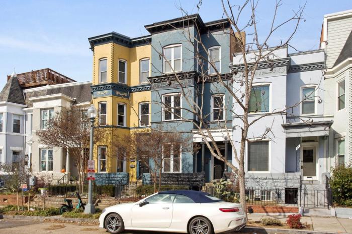 Stylish Redbrick 2BR in Heart of DC