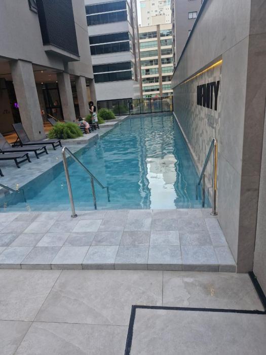 Apto em Itapema com acesso a piscinas,sendo uma aquecida e academia