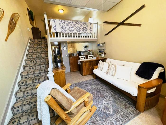 Cozy Alpine Retreat in Historic Downtown