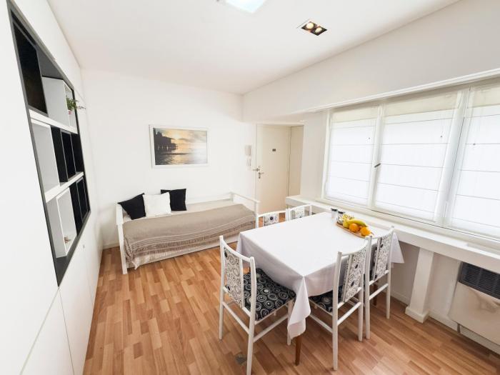 NUEVO dos ambientes a UNA cuadra del mar sobre AV COLÓN