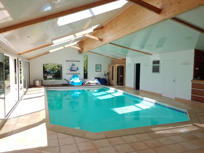 Gite Beau Soleil-PISCINE CHAUFFEE INTERIEURE ET SAUNA