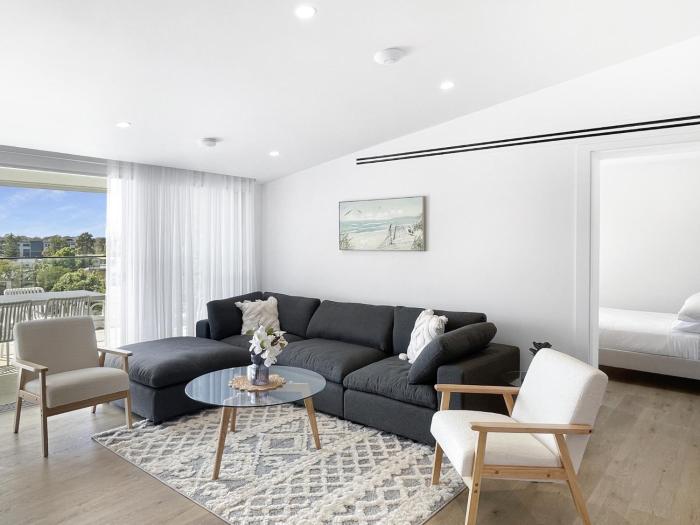 Modern 4-Bed Townhouse with Water Views