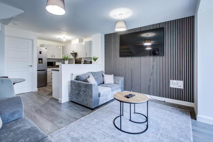 NEW! 5BR Gem by Prime Vault Properties, Town Centre Near Train Station with Driveway Parking