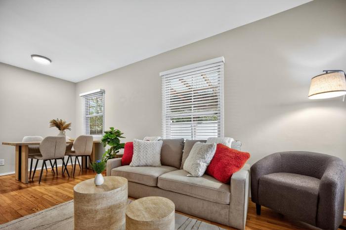 Luxury Cozy 2BR 1BA near LAX, LMU, SoFi Stadium, Beach