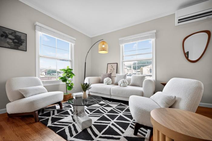 Cozy 2B1B 7 min to LAX- next to LMU, SoFi, and Beach