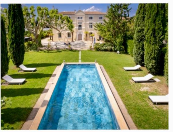 CHATEAU 18e AVEC PISCINE
