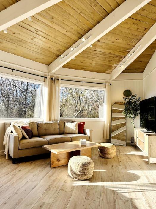 Round House with Mountain View and Hot Tub