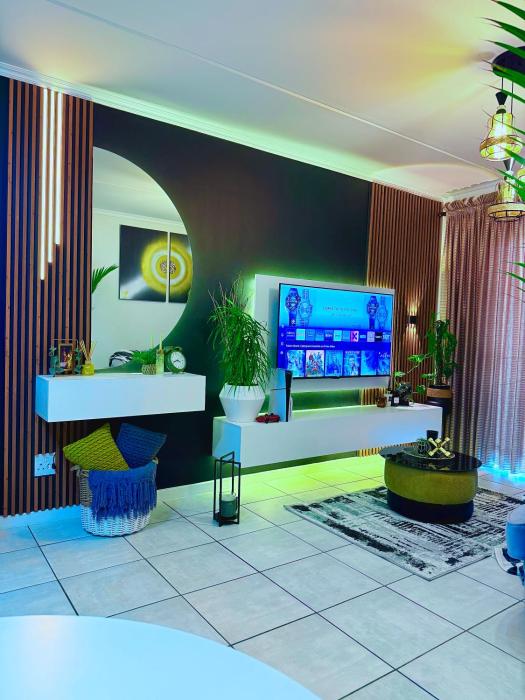 THE COZY HOME in Greenpark Boksbug by OR Tambo Airport