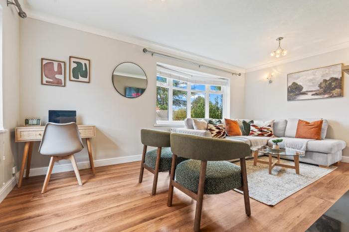 Luxury Equipped 3 BDR Home - 4 Beds- 7 Guests -3 Mins to M54 -JLR Wolves Stafford I54 Business Park Telford - RAF Cosford- Spacious Home - Driveway- Regular & Long Work Stays available - Samina- ARZ Stays