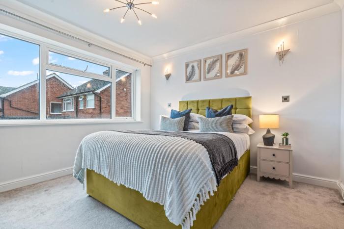 Luxury Equipped 3 BDR Home - 4 Beds- 7 Guests -3 Mins to M54 -JLR Wolves Stafford I54 Business Park Telford - RAF Cosford- Spacious Home - Driveway- Regular & Long Work Stays available - Samina- ARZ Stays