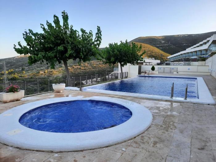 Adosado familiar 160 m, 2 piscinas, barbacoa, vistas al mar y montaña, 7 personas, wifi, mascotas, cuna