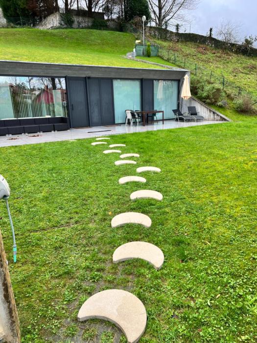 La Casa de Hierba - Casa de campo de diseño con jardín y wifi cerca de las playas de Llanes