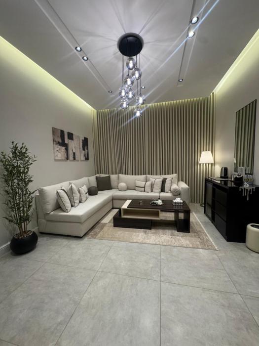 شقة بغرفة نوم وصالة وصول ذاتي