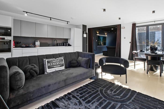 The Black Box-Wyndale Signature Stays