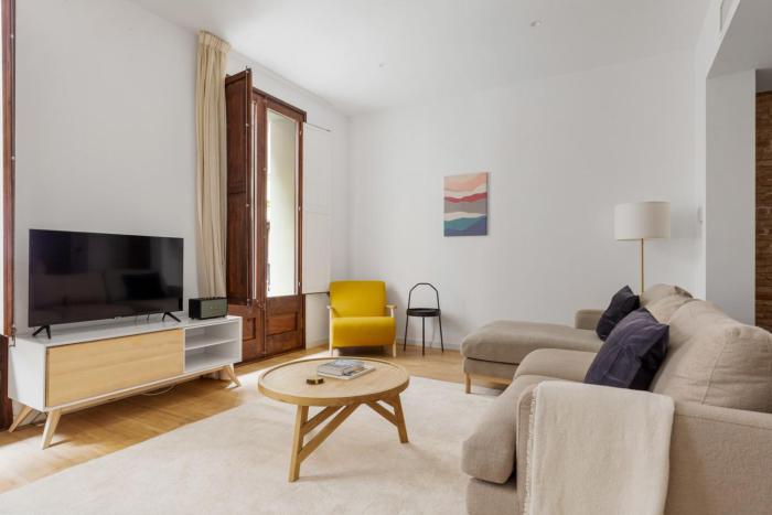 Blueground El Raval balcony nr La Rambla BCN-211