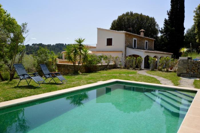 Encantadora finca con piscina en la naturaleza