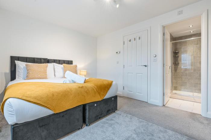 Spacious 4-Bed Home, Sleeps 8, Garden, Free WIFI, Driveway, Secure Garage