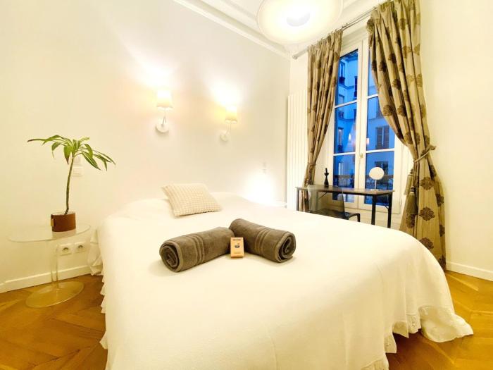 Arty chic flat between Arc de Triomphe & Eiffel Tower