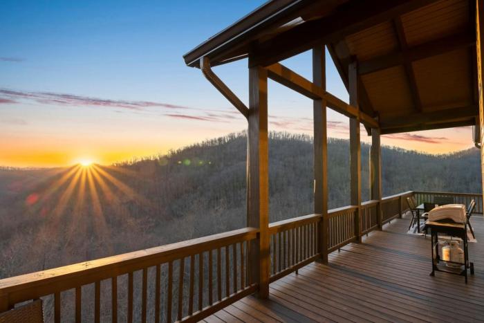 Mountain View C - Mountain Stay, King Suite, Fireplace, and Mountain Views