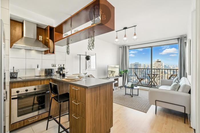 Central, bright and with a view of the mountain range