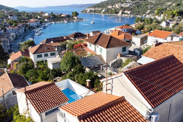 Seaside family friendly house with a swimming pool Drvenik Veliki, Drvenik - 22085