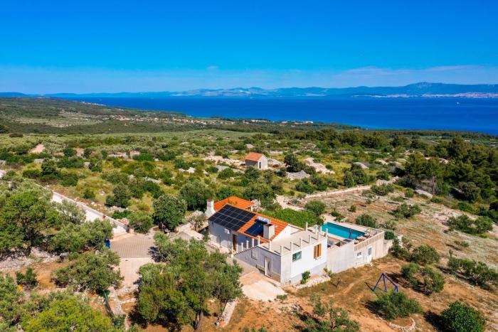 Family friendly house with a swimming pool Supetar, Brac - 15280