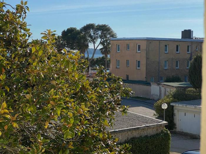 Appartement paisible à La Ciotat, face à la plage, parking inclus - FR-1-770-62